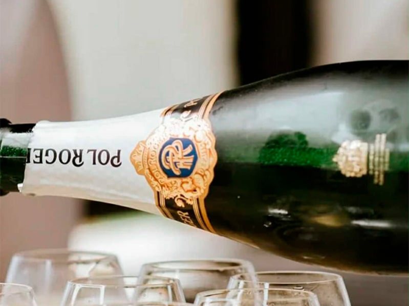Champagne fra Pol Roger skænkes i en række glas